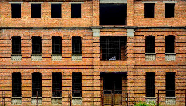 Foto di un edificio marrone incompiuto con molte finestre