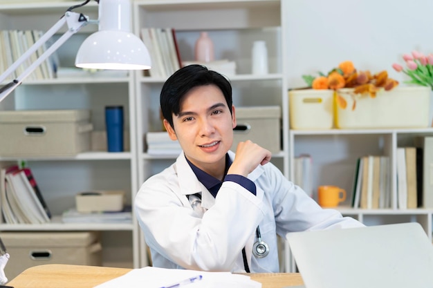 Foto di un giovane medico asiatico che lavora in ufficio