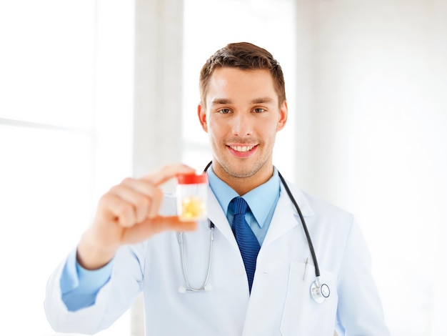 foto di un giovane medico con un barattolo di capsule