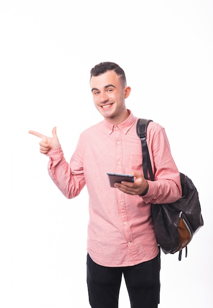 Foto di un giovane studente, facendo uso della compressa e indicando o mostrando la direzione