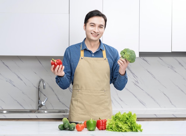 Foto di un giovane uomo asiatico che impara a cucinare