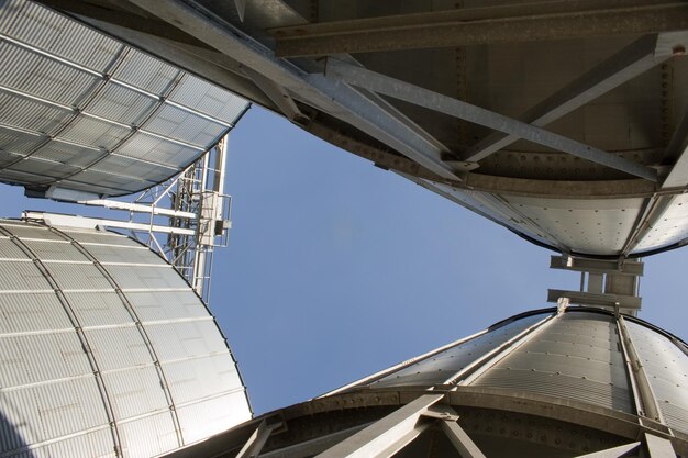 Foto di un grande mangimificio industriale dove viene lavorato il grano