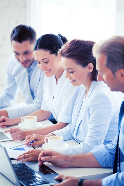 foto di un gruppo di persone che lavorano con i laptop in ufficio