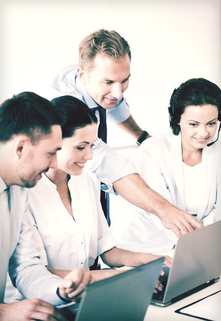 foto di un gruppo di persone che lavorano in un call center o in ufficio