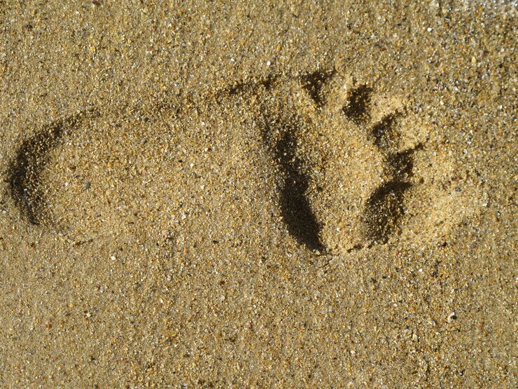 Foto foto di un&#39;impronta solitaria nella sabbia bagnata