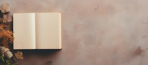 Foto di un libro aperto e un vaso di fiori su un tavolo con spazio per le copie