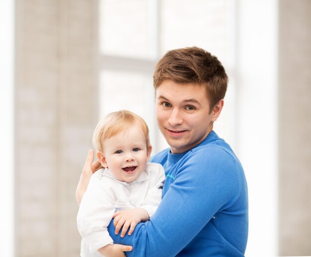 foto di un padre felice con un bambino adorabile