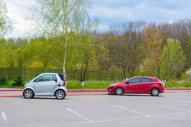 Foto di un parcheggio con piccole auto bianche e rosse