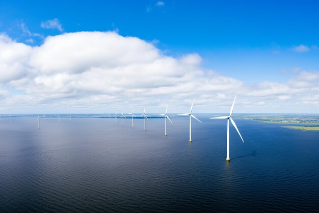 Foto di un parco eolico o di un parco eolico con turbine eoliche ad alta potenza per la generazione di elettricitàEnergia verde