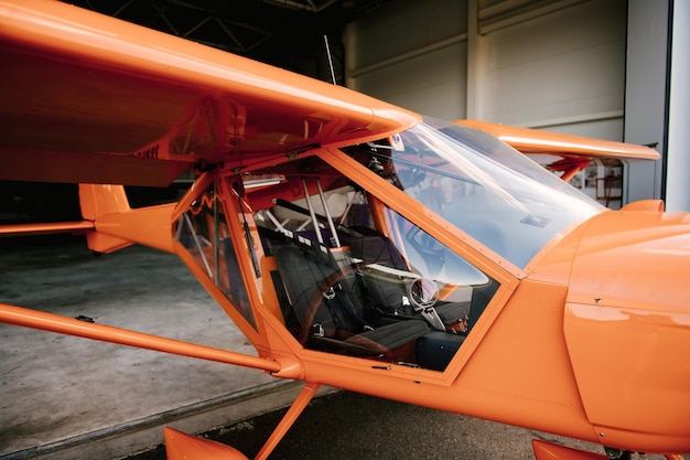 Foto di un piccolo aeroplano arancione per 2 persone dettagli