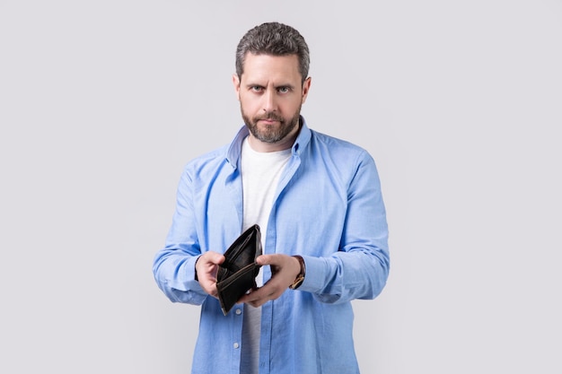 foto di un povero uomo al verde con il portafoglio uomo al verde con il portafoglio isolato su sfondo di studio uomo al verde con il portafoglio in studio uomo al verde con il portafoglio a portata di mano