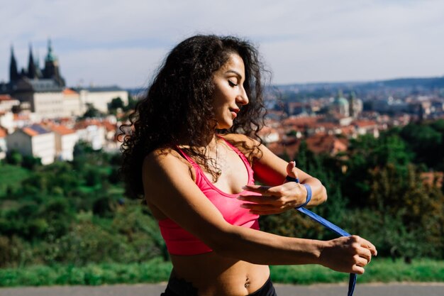 Foto di un pugile forte della donna di forma fisica in guanti che posano all'aperto.