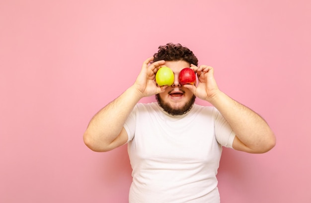 Foto di un uomo a dieta in sovrappeso che mangia mele Concetto di perdita di peso