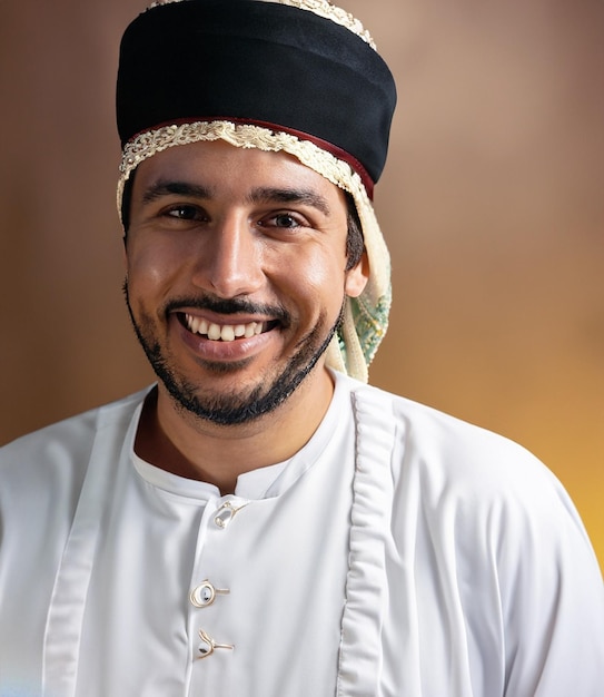 Foto di un uomo arabo in abiti tradizionali che sorride presentando