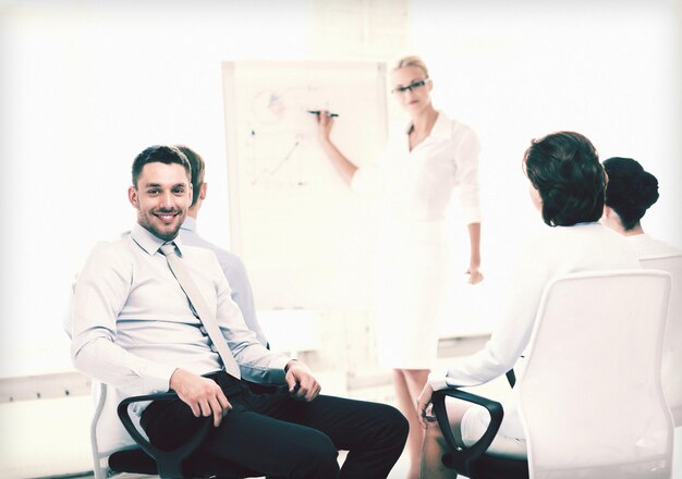 foto di un uomo d'affari sorridente durante una riunione di lavoro in ufficio