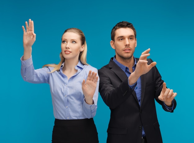 foto di un uomo e di una donna che lavorano con qualcosa di immaginario.