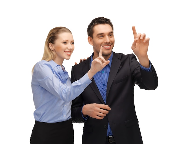 foto di un uomo e di una donna che lavorano con qualcosa di immaginario.