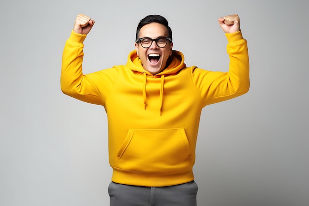 Foto di un uomo felice sullo sfondo bianco dello studio