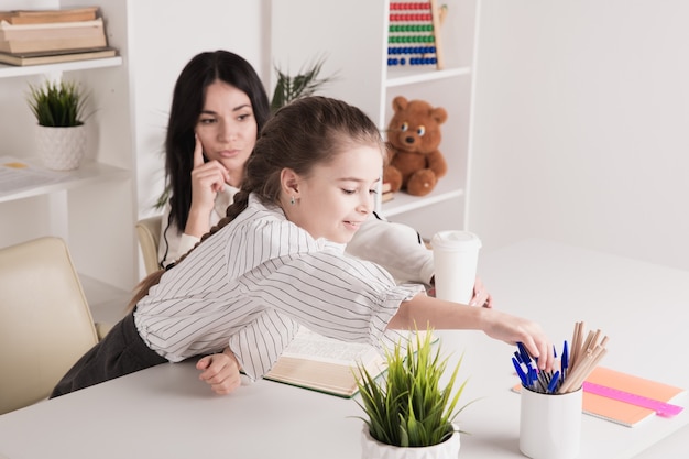 Foto di una bambina e di sua madre che disegnano.