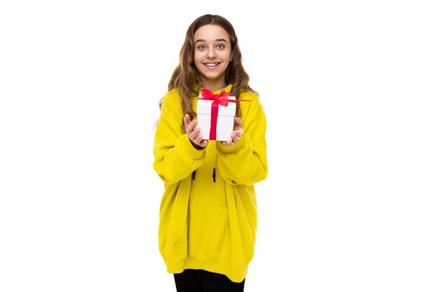 Foto di una bella adolescente castana sorridente felice e adorabile in un elegante giallo