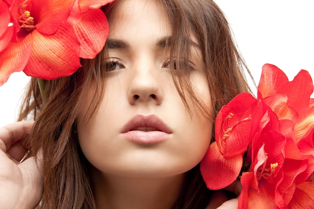 foto di una bella donna con fiori rossi