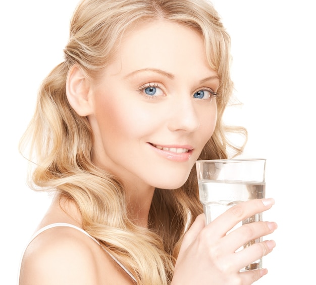 foto di una bella donna con un bicchiere d'acqua