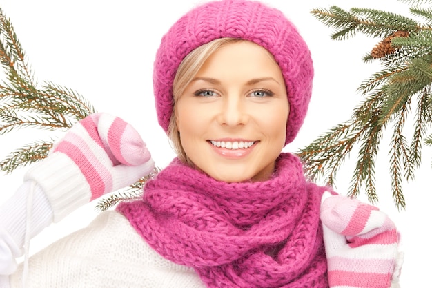 foto di una bella donna con un cappello invernale