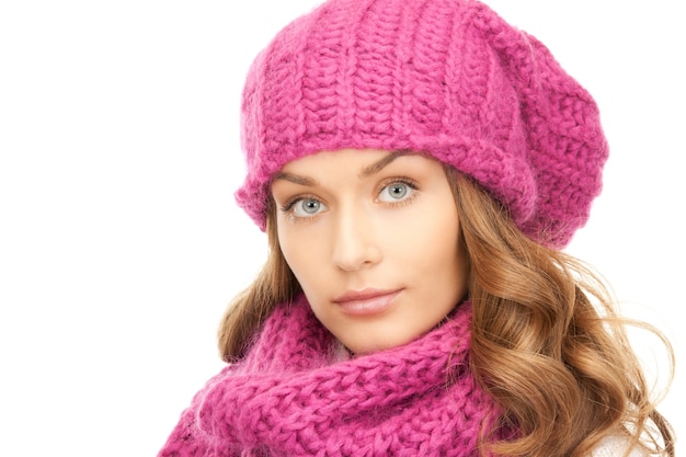 foto di una bella donna con un cappello invernale