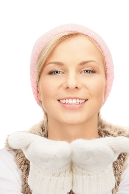 foto di una bella donna con un cappello invernale