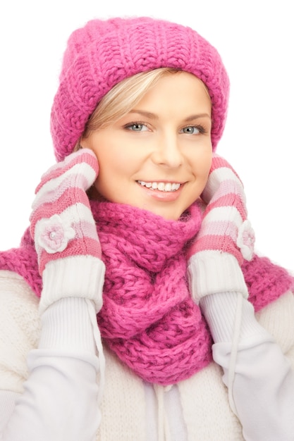 foto di una bella donna con un cappello invernale