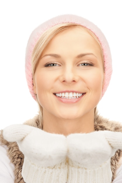 foto di una bella donna con un cappello invernale