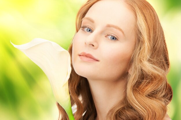 foto di una bella donna con un fiore di calla