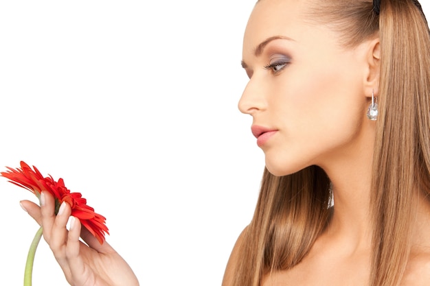 foto di una bella donna con un fiore rosso red