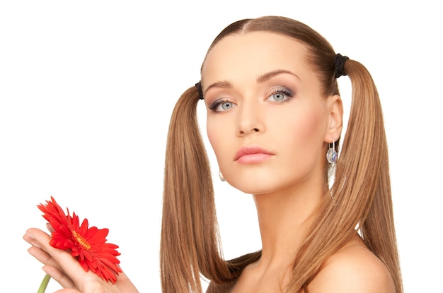 foto di una bella donna con un fiore rosso red