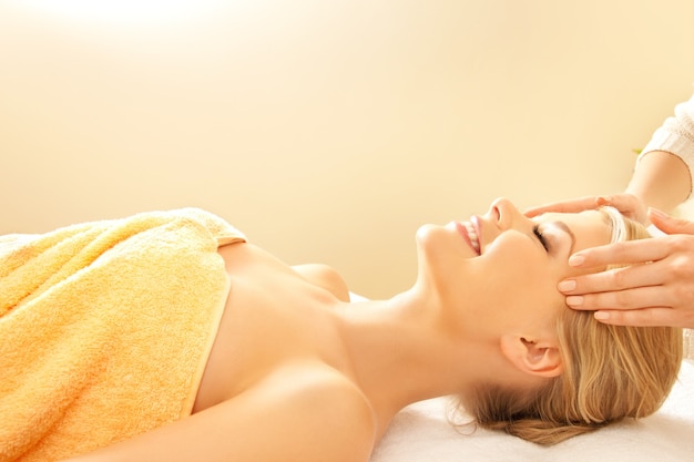 foto di una bella donna felice nel salone dei massaggi