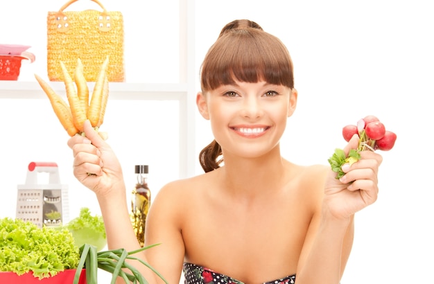 foto di una bella donna in cucina