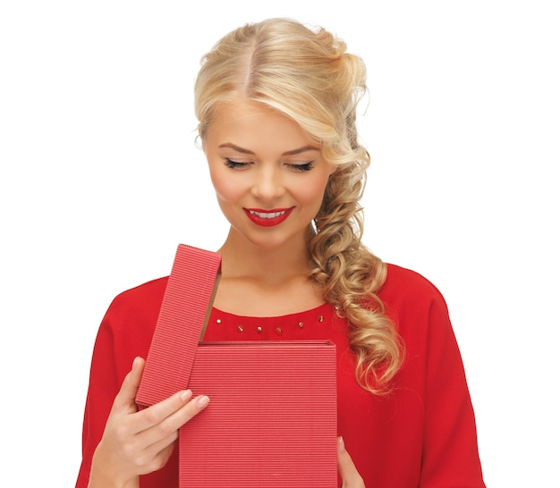 foto di una bella donna vestita di rosso con una confezione regalo aperta