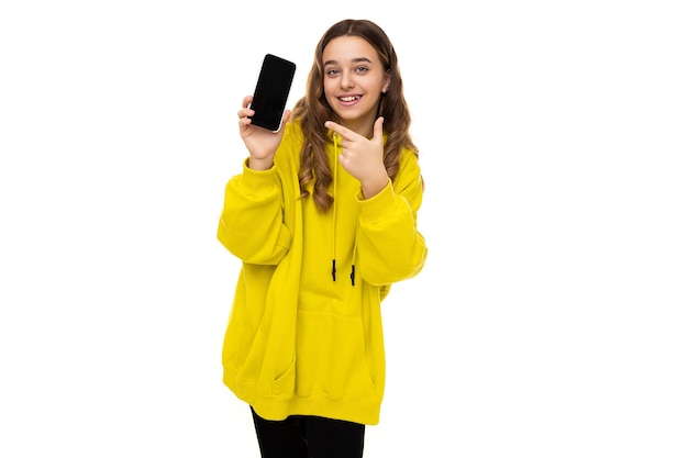 Foto di una bella e adorabile ragazza sorridente positiva e divertente bruna in un elegante giallo