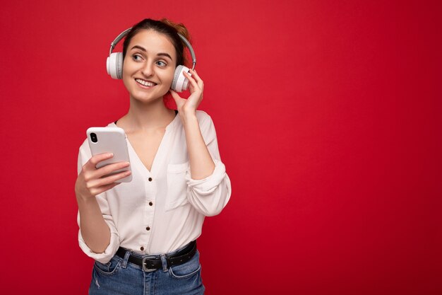 Foto di una bella giovane donna sorridente e gioiosa che indossa abiti casual eleganti isolati sopra