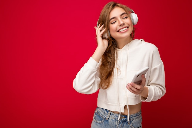 Foto di una bella giovane donna sorridente e gioiosa che indossa abiti casual eleganti isolati sopra