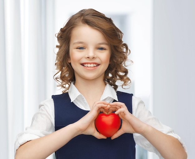 foto di una bella ragazza con un piccolo cuore