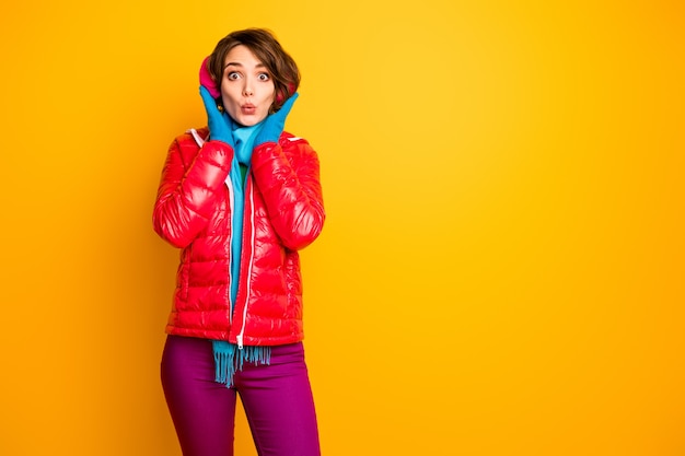 Foto di una bella signora viaggiatore divertente giornata invernale pronta per una passeggiata come un simpatico paraorecchie da indossare caldo cappotto rosso casual elegante sciarpa blu pantaloni rosa