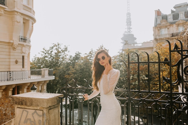 Foto di una bella sposa bruna in un lussuoso abito da sposa in Francia