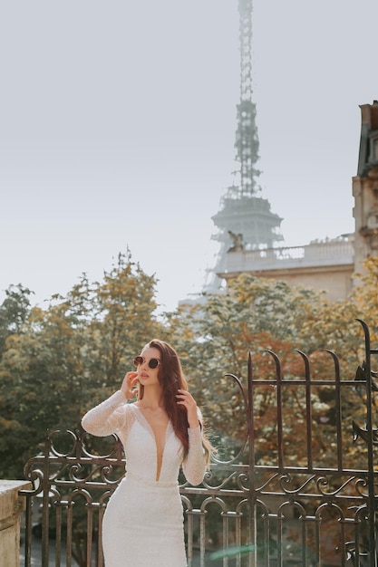 Foto di una bella sposa bruna in un lussuoso abito da sposa in Francia