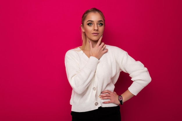 Foto di una bellissima giovane donna bionda meravigliosa piuttosto sorprendente con il trucco e la coda di cavallo dentro