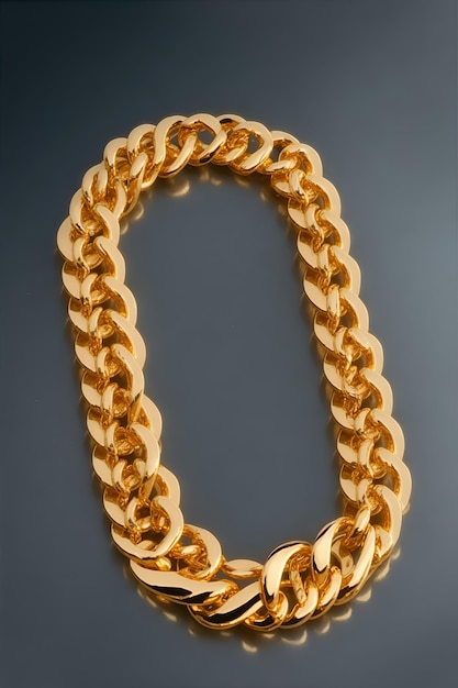 Foto di una catena d'oro su uno sfondo grigio
