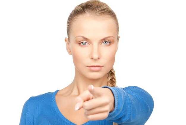 foto di una donna attraente che punta il dito