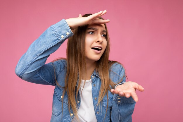 Foto di una donna bionda abbastanza scura adulta e insoddisfatta con sincere emozioni che indossano stile