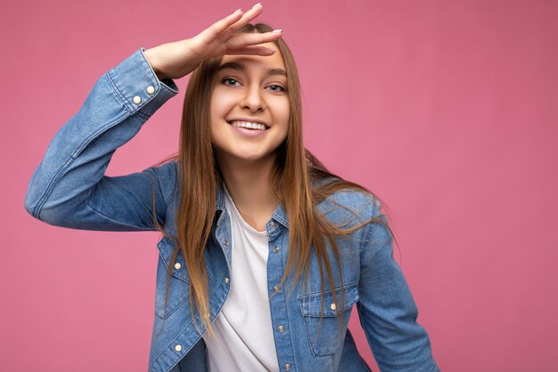 Foto di una donna bionda scura attraente e sorridente positiva e attraente con emozioni sincere