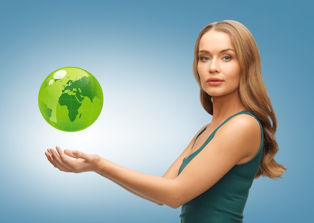 foto di una donna che tiene in mano un globo verde